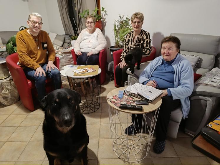 Christelle Dangu (2e en partant de la droite) accueille, de gauche à droite, Sylvain, Annick et Catherine.