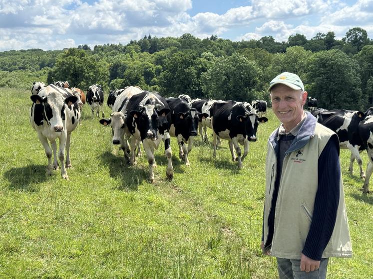 Joël Boucher, éleveur du GAEC du Verger à Montemboeuf au milieu de ses vaches laitières. L'activité laitière devrait s'arrêter avec son départ à la retraite sauf si son associé, Hugo Javelaud, avait une proposition sérieuse pour la reprise de l'atelier lait.
