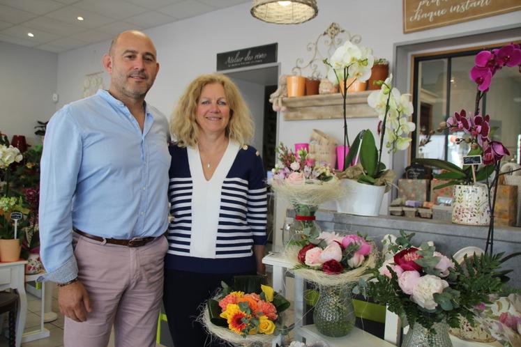 Si les fleurs ne suffisent pas pour faire plaisir aux mamans, Jérôme Villain et Nathalie Buard proposent une gamme de thé et café locaux, du chocolat, ainsi que des objets et bijoux en pierre et minéraux.