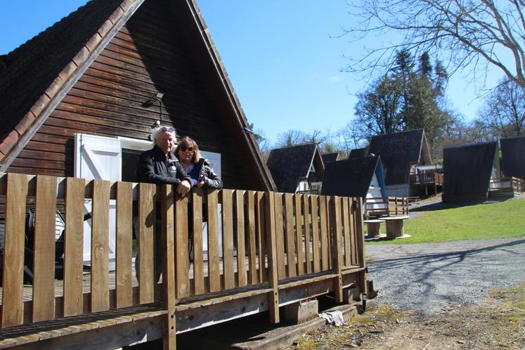Line et Raymond Gallet sont agriculteurs à la retraite. Ils ont entrepris la restauration du village du Pelchin en 2020.