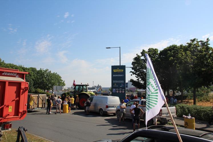 Les convois de tracteurs sont arrivés dès le début de matinée devant les entrées du Futuroscope.
