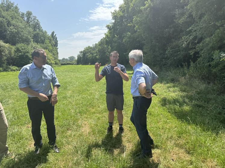 Guy Moreau, président de Bio Nouvelle-Aquitaine ; Baptiste Lanternat de la Ferme des Templiers et Étienne Guyot, préfet de la région Nouvelle-Aquitaine.