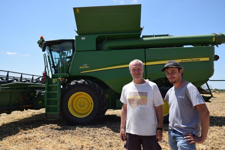 À Juscorps (sud Niort), Olivier Pougnard moissonne ses parcelles et celles de trois collègues, accompagné par Arthur, un jeune voisin passionné par les engins agricoles. Olivier connaît cette année un rendement en blé exceptionnel.