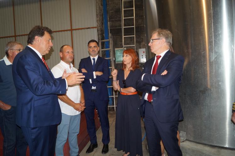 Laurent Saint-Martin, ministre délégué au Commerce extérieur a visité l'exploitation de Damien Renaud, aux côtés de Florent Morillon, président du BNIC.