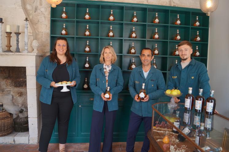 De gauche à droite : Julie Salzard, chargée de vente et œnotourisme, Aurélie Dunoguès, responsable de l'hospitalité, Jean-Baptiste Sialelli, directeur et Mathéo, stagiaire pour l'œnotourisme.