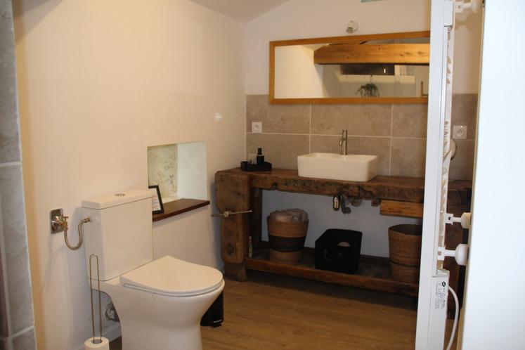 Dans la salle de bains, l'établi du grand-père de Corinne a trouvé sa place