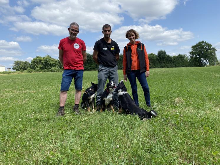 Dominique Bréchoire, président d'ACT 85, et les époux Corbin. Les chiens n'ont pas voulu regarder le photographe : "Il faut un an par patte pour éduquer un chien", affirment les trois passionnés. Et il n'y a pas un binôme chien-dresseur qui se ressemble, "d'autant que le chien est très sensible aux émotions de son maître".