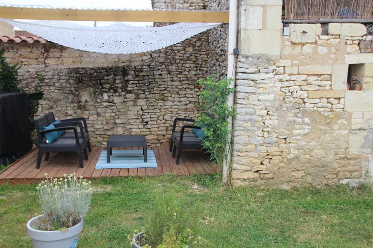 Les résidents du gîte Cocorico bénéficient d'un bel espace extérieur avec même quelques plantations d'herbes aromatiques pour agrémenter la cuisine.