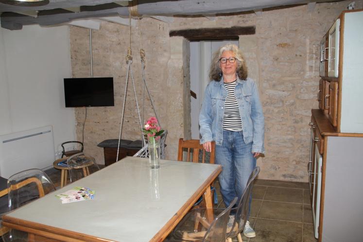 Corinne Guillochet-Artus aime accueillir ses hôtes dans son gîte voisin de son habitation.