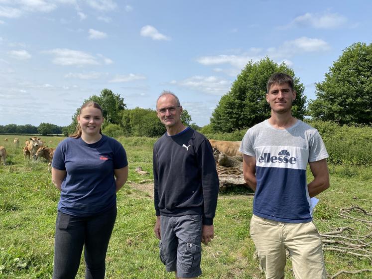 Pascal Bibard, entouré de Baptiste Sacheau, salarié de l'exploitation et Justine Bodin, apprentie.