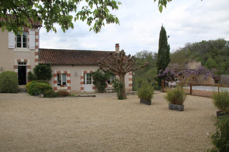 Le domaine de La Pilatière comprend 2 gîtes de 6 et 4 places et deux chambres d'hôtes pour 2 personnes.