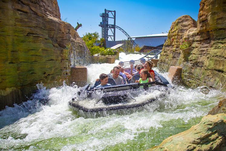 Les bateaux dévalent les eaux pendant près de 10 minutes. 