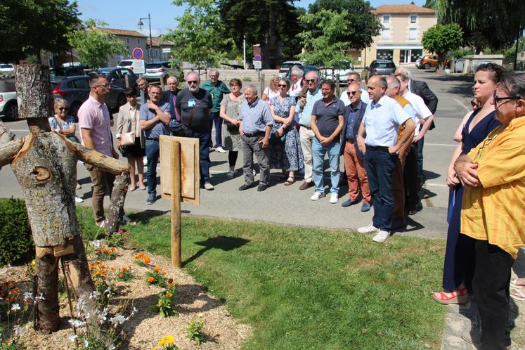 Le maire de la commune et le chef des services techniques ont montré les différentes initiatives paysagères mises en place.