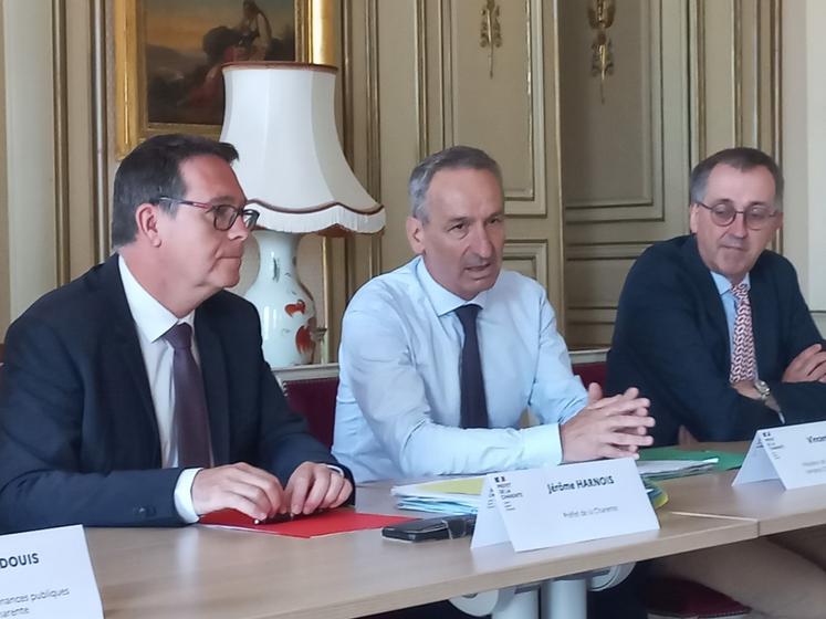 Vincent Léna (au centre), président de la CRC Nouvelle-Aquitaine, a décortiqué le budget du Département de la Charente.