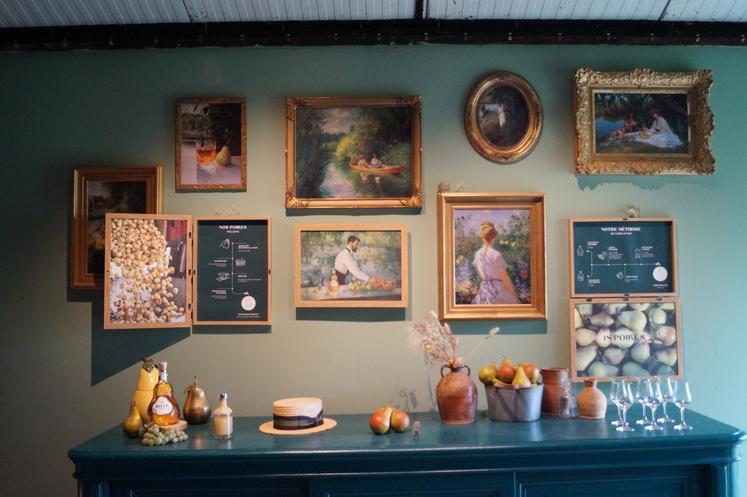 Le jeu de cache-cache continue dans la distillerie pour la fabrication de la liqueur.