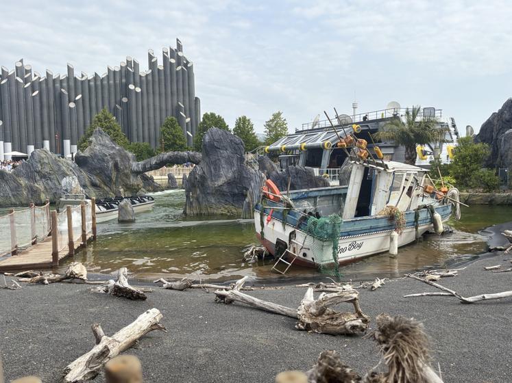 Un décor important a été mis en place, avec par exemple un bateau récupéré sur l'île d'Oléron.