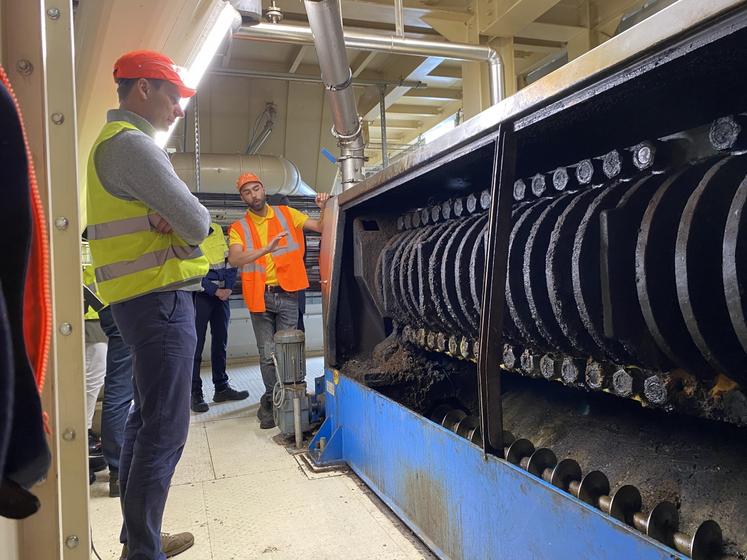 Analyses, trieurs, décortiqueurs, presses (photo), cuiseurs,  : le chemin des graines est long avant de rejoindre les sept cuves d'huiles de 90 m3 chacune ; ou de devenir des tourteaux après découpe des résidus pressés.