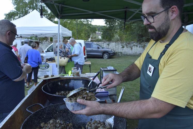 La Cagouille charentaise (Guillaume Roux et Cassandra Bœuf) régalera de sa présence 24 marchés de producteurs cette saison.