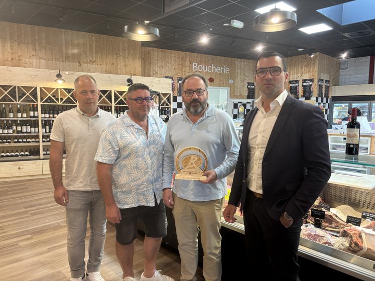 Samuel Colin et Christophe Huet, ici aux côtés de Hervé Bondy, ont reçu ce trophée des mains de Sébastien Pigeau, éleveur et membre du bureau du Label Rouge.