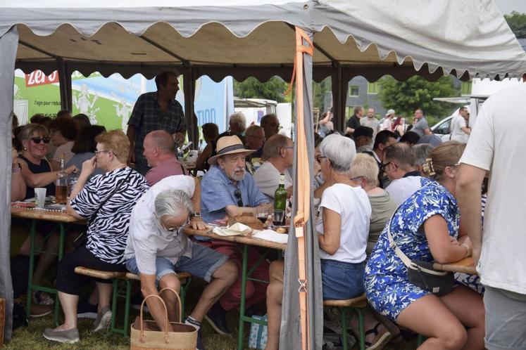 Le public s'est retrouvé pour partager les produits locaux.