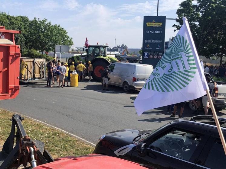 Le parc du Futuroscope était bloqué ce vendredi matin.