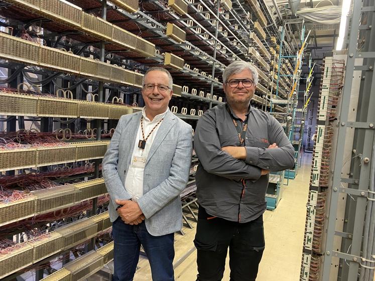 Karim Dinari, le directeur des relations avec les collectivités locales pour Orange Nouvelle-Aquitaine, et Jean-Charles Feneon, technicien, dans un des nœuds de raccordement de Niort, qui dessert environ 60 000 locaux.