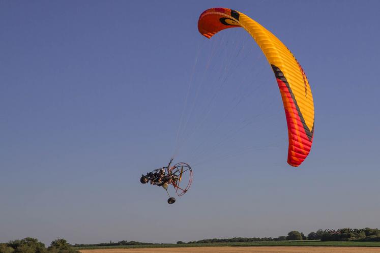 Le vol en paramoteur permet d'admirer les beaux paysages de la Vienne.
