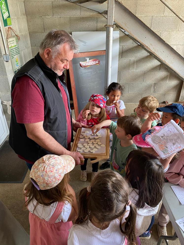 À Celle-Lévescault, les écoliers ont eu droit à une dégustation de fromages de chèvre