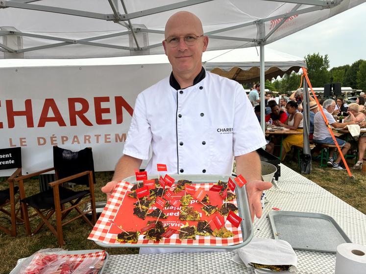 Fabrice Harant, chef de cuisine du collège Jean-Rostand de La Rochefoucauld, invité par le Département, a concocté une recette avec des produits des producteurs présents sur le marché. Il a élaboré des röstis de courgettes, à base de fromage de chèvre, oignon rouge, curry et courgettes.