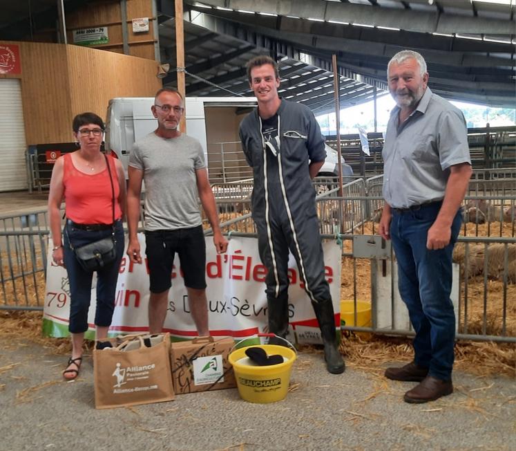 De g. à dr. : Sophie Dupont (élue chambre d'agriculture), Bertrand Bourdeau (1er prix concours génétique), Alexandre Brousseau (coprésident Sdeo), Didier Gaillard (élu Département).