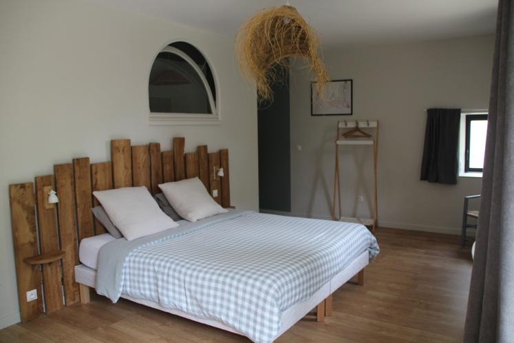 Une des chambres d'hôtes du domaine. Spacieuse et décorée avec goût.