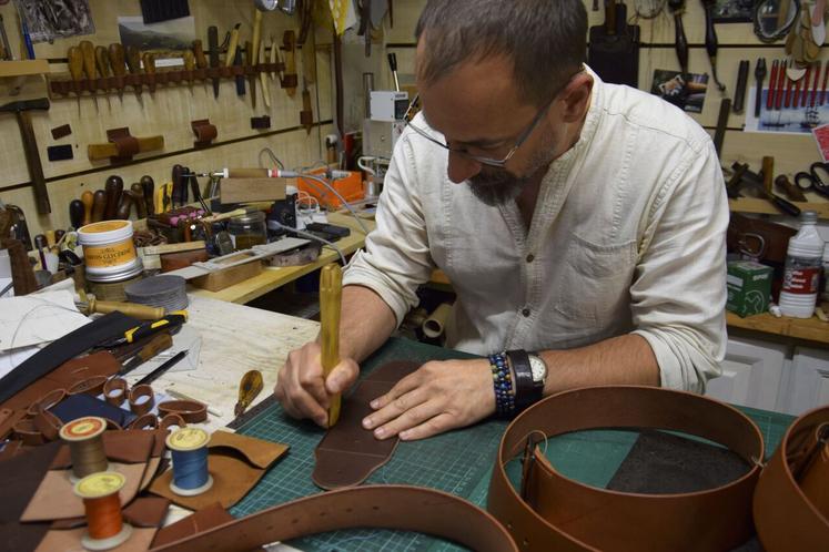 Yohann Decharraud, dans son atelier à Cognac, façonne différents articles en cuir.