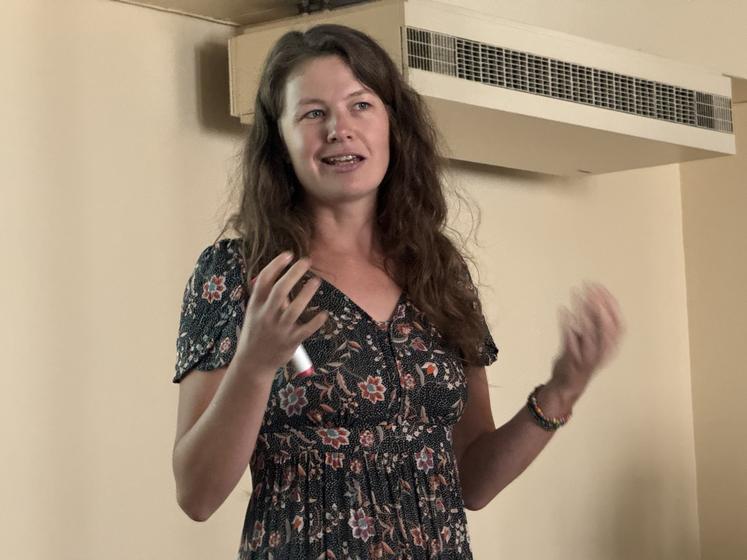 Coline Dieval, animatrice du Civam du Pays Ruffécois, lors de la présentation de Recit auprès des partenaires, élus et collectivités territoriales, le jeudi 24 juin à Mansle. Après deux ans d'études et d'échange, l'objectif est maintenant de faire venir des éleveurs itinérants sur les parcelles des cultivateurs. Deux outils ont été créés pour l'occasion, afin de vérifier la rentabilité économique du système.