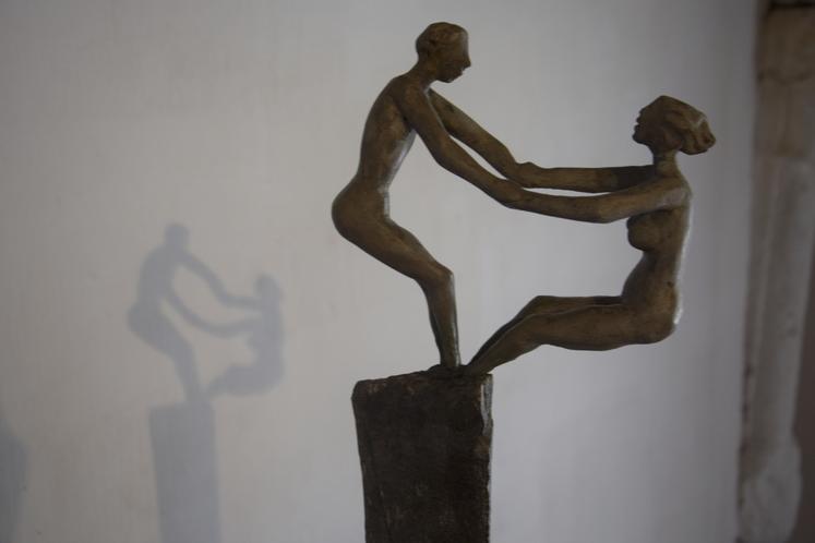 Le travail de Frédérique Thomas, sculptrice installée à Tusson, repose sur la femme et l'équilibre.