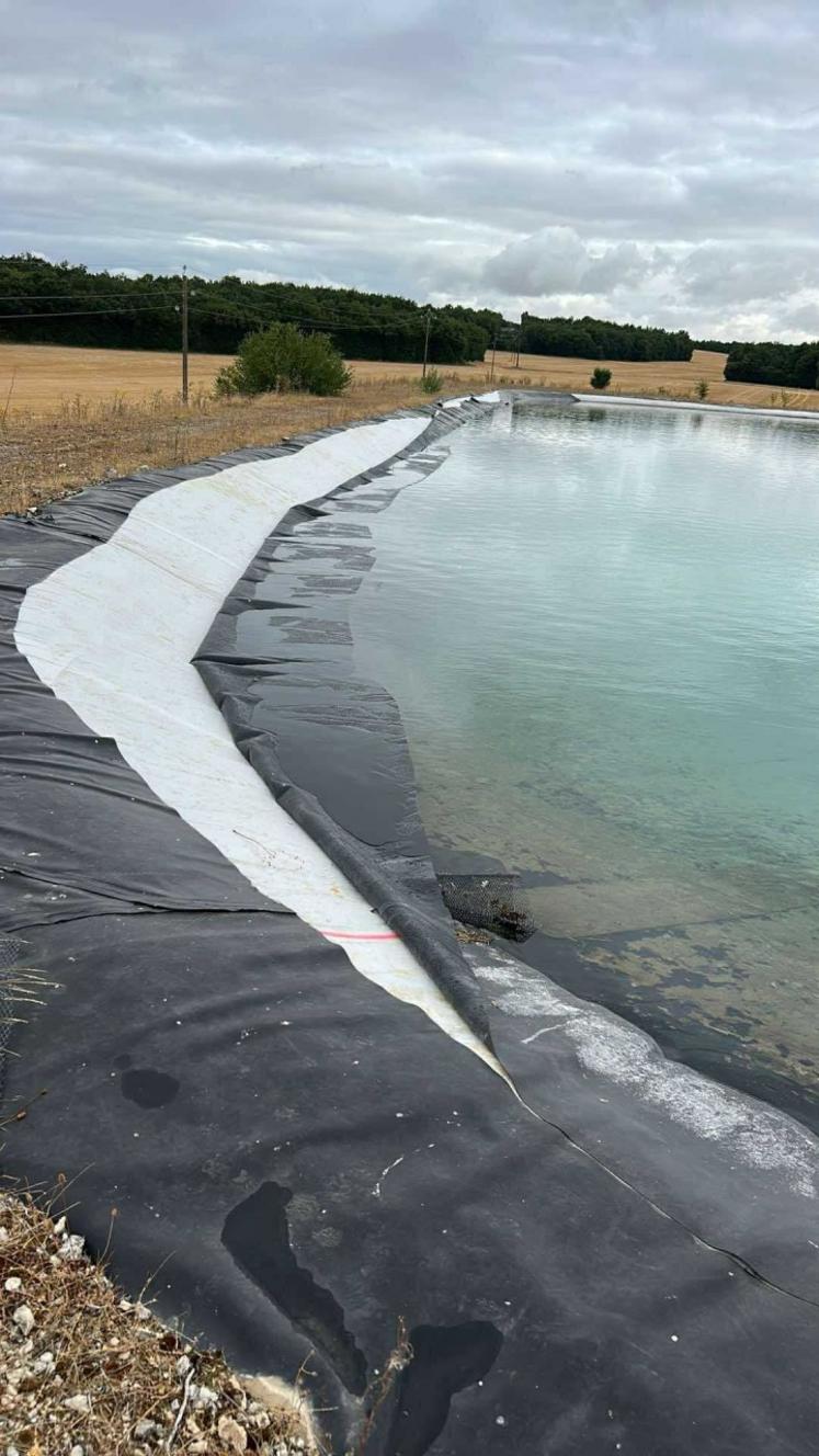 La bâche d'une réserve privée située à Fouqueure a été tailladée sur une grande longueur.