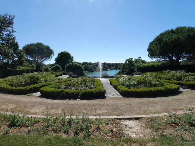 Les Jardins de Compostelle offrent une superbe vue sur le lac de Trizay et des compositions végétales agréables tant pour la vue que pour l'odorat.
