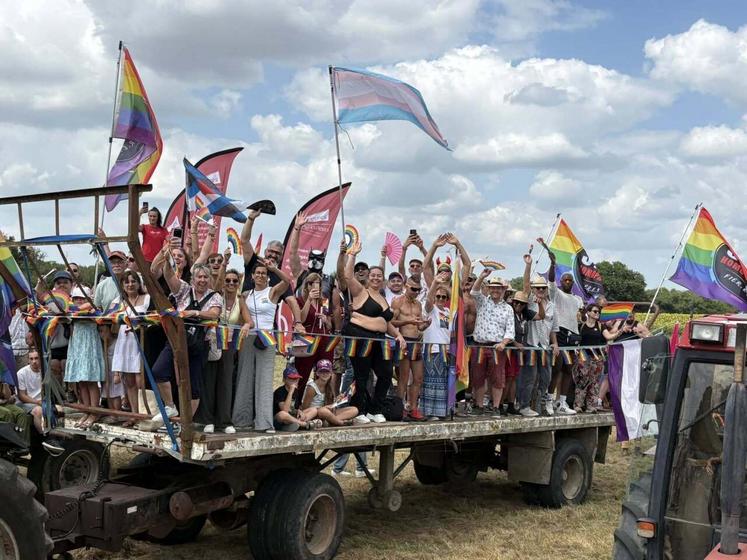 Près de 3 000 personnes ont participé aux Fiertés Rurales ce samedi, à Chenevelles.