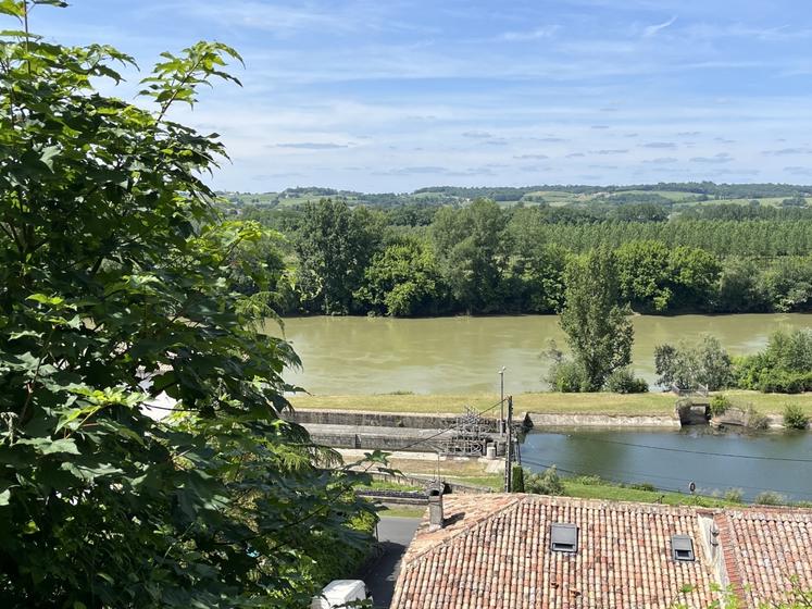 La piste cyclable longe le canal latéral à la Garonne.