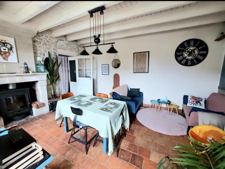 La rénovation a préservé aussi les tomettes, les pierres apparentes et les poutres en bois.