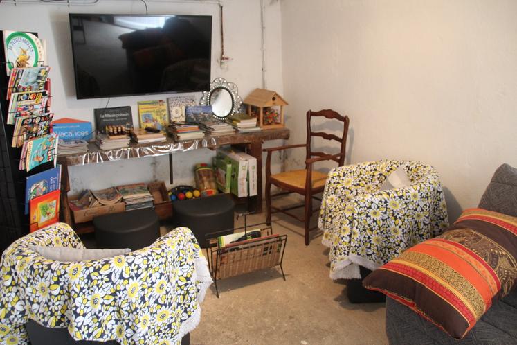 Au sous-sol, de l'authentique Gîte 1950 de Poitiers, un espace détente avec canapé, fauteuil, jeux, télévision et livres.