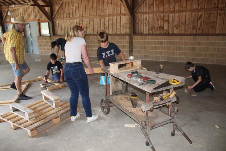 Les jeunes de Moussac ont fabriqué le mobilier du camping, sous la houlette de Bernard (à gauche) et Marjorie Guittonneau, l'animatrice des 11-17 ans.