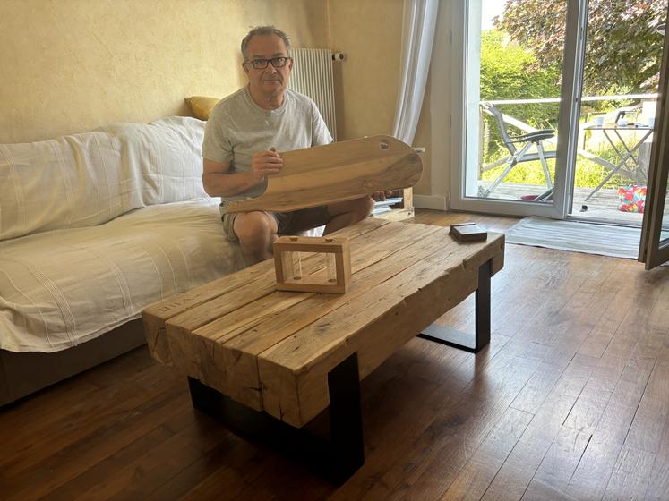 Cette planche à découper a pris des airs de poisson après la réalisation du trou qui permet de l'accrocher.