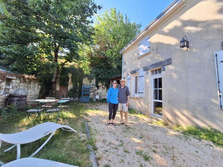 Actuellement, un couple d'Américains, Brian et Karen, loge dans le gîte de Saint-Léger-de-Montbrillais.