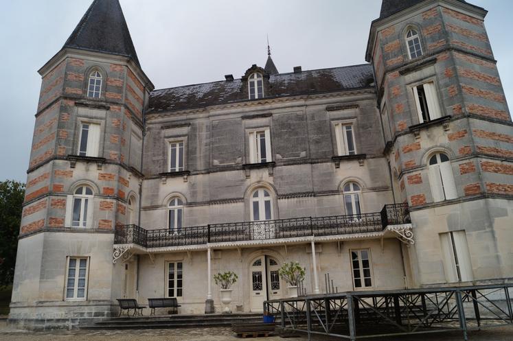 Le château de Fontpinot au sein du vignoble de 240 ha.
