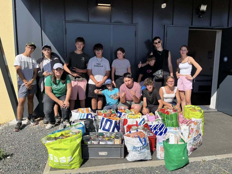 Opération récolte de denrées alimentaires du côté du CSC La Pousse au profit de l'épicerie sociale de Mirebeau.