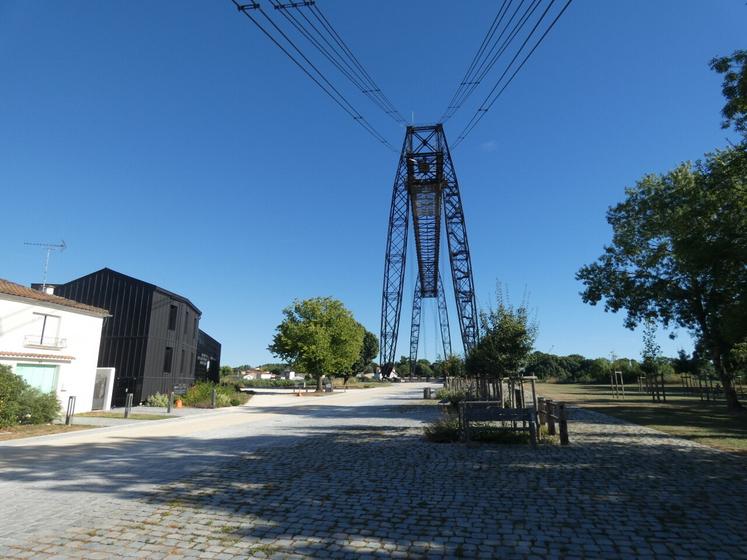 Aux beaux jours, il est possible de regagner la rive droite de la Charente en empruntant le pont transbordeur de Rochefort, à quelques kilomètres de là.