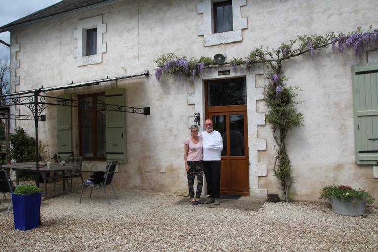 Sarah Wilkinson et Paul Duncan accueillent leurs hôtes à Asnois au sein de trois chambres d'hôtes et deux gîtes.