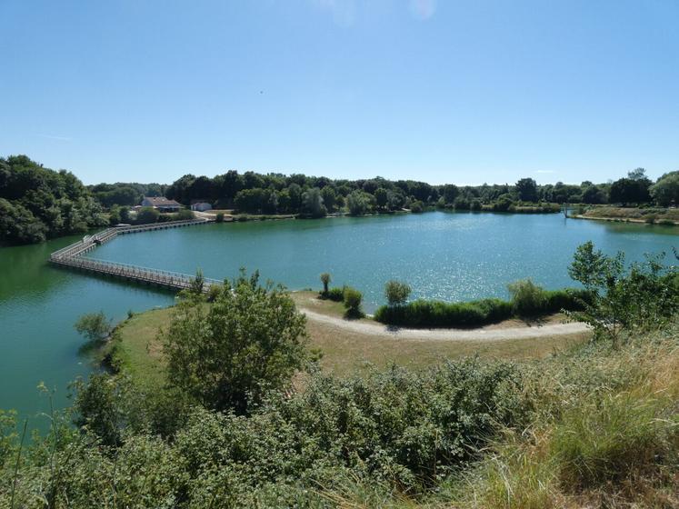 Le lac de Trizay, en Charente-Maritime.