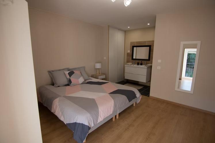 Les chambres sont modulables. L'une possède sa salle de bains.