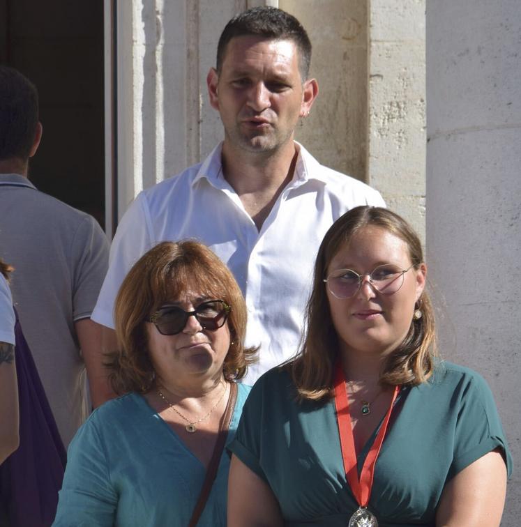 Louna Menard (à droite) a reçu le prix d'excellence. Elle participera à la remise nationale, en novembre à Paris.